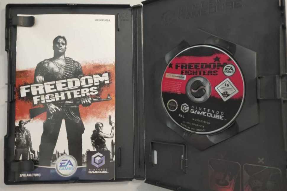 Freedom Fighters - Nintendo GameCube (Electronic Arts/EA Games) video game collectible [Barcode 5030932035905] - Main Image 3