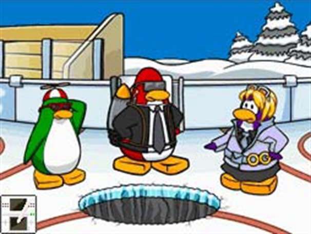 Club Penguin Elite Penguin Force - Nintendo DS (Nintendo - 1) video game collectible - Main Image 2